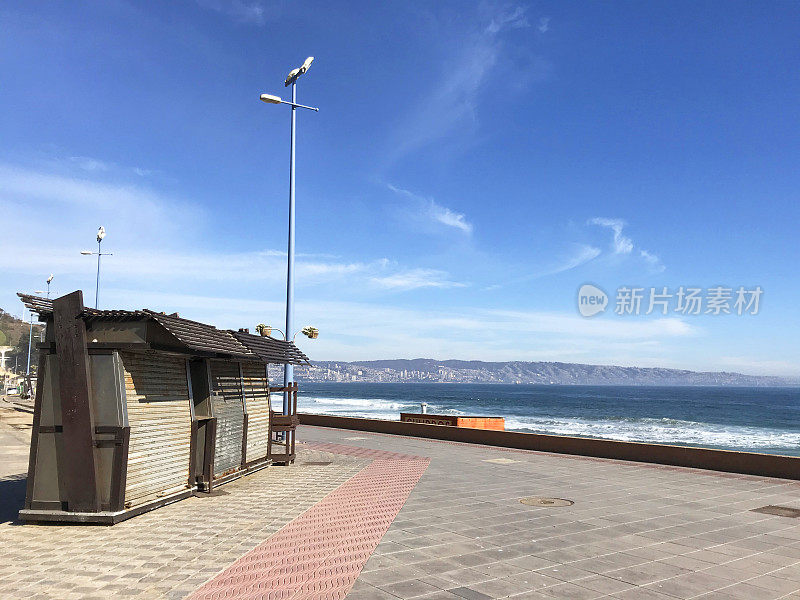 在智利瓦尔帕莱索，Reñaca, Viña del Mar, covid - 19冠状病毒大流行期间，空荡荡的海滩